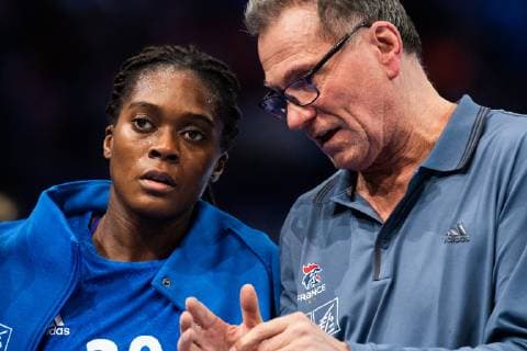 181216 Gnonsiane Niombla and Olivier Krumbholz head coach in discussion during the EHF European Women?s Handball Championship final match between Russia and France on December 16 2018 in Paris Photo Jon Olav Nesvold BILDBYRAN kod JE 160386, detectedSourceLanguage  Copyright: JONxOLAVxNESVOLD BB181216JE026