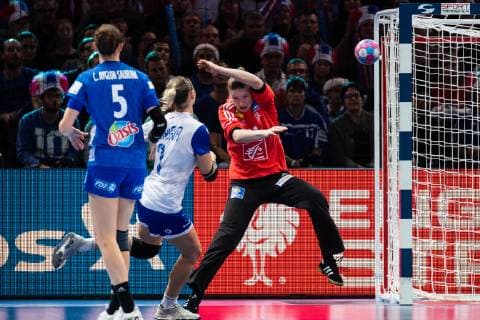 181216 goalkeeper Amandine Leynaud of France with a save during the EHF European Women?s Handball Championship final match between Russia and France on December 16 2018 in Paris Photo Jon Olav Nesvold BILDBYRAN kod JE 160386, detectedSourceLanguage  Copyright: JONxOLAVxNESVOLD BB181216JE028