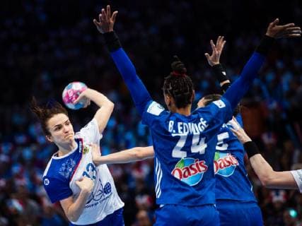 181216 Anna Vjachireva of Russia in action during the EHF European Women?s Handball Championship final match between Russia and France on December 16 2018 in Paris Photo Jon Olav Nesvold BILDBYRAN kod JE 160386, detectedSourceLanguage  Copyright: JONxOLAVxNESVOLD BB181216JE030