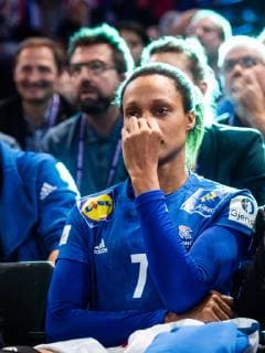 181216 Allison Pineau of France looks dejected at the stands after receiving a red card during the EHF European Women?s Handball Championship final match between Russia and France on December 16 2018 in Paris Photo Jon Olav Nesvold BILDBYRAN kod JE 160386, detectedSourceLanguage  Copyright: JONxOLAVxNESVOLD BB181216JE034
