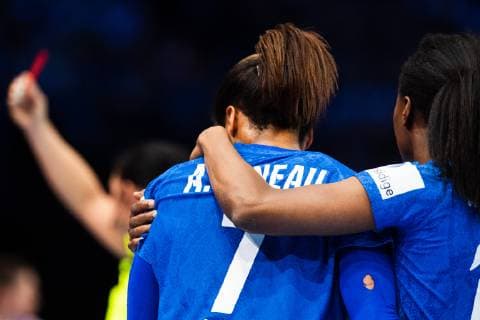 181216 Allison Pineau of France cries and looks dejected after receiving a red card during the EHF European Women?s Handball Championship final match between Russia and France on December 16 2018 in Paris Photo Jon Olav Nesvold BILDBYRAN kod JE 160386, detectedSourceLanguage  Copyright: JONxOLAVxNESVOLD BB181216JE037