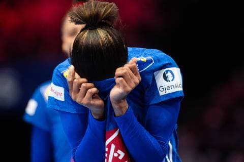 181216 Allison Pineau of France reacts after receiving a red card during the EHF European Women?s Handball Championship final match between Russia and France on December 16 2018 in Paris Photo Jon Olav Nesvold BILDBYRAN kod JE 160386, detectedSourceLanguage  Copyright: JONxOLAVxNESVOLD BB181216JE039