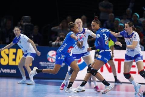 Handball, EM Damen, Finale, Russland - Frankreich Estelle Nze Minko (France) Beatrice Edwige (France) HANDBALL : Russie vs France - Finale Euro feminin - 16 12 2018 GwendolineLeGoff Panoramic 