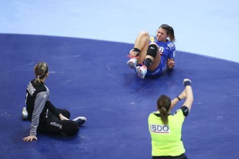 Handball, EM Damen, Finale, Russland - Frankreich Laura Flippes (France) chute blessee HANDBALL : Russie vs France - Finale Euro feminin - 16 12 2018 GwendolineLeGoff Panoramic 