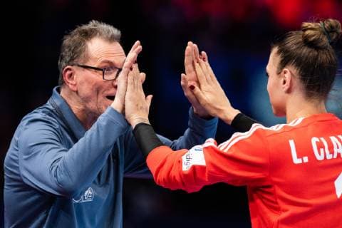 181216 Olivier Krumbholz head coach and goalkeeper Laura Glauser of France celebrates after a save during the EHF European Women?s Handball Championship final match between Russia and France on December 16 2018 in Paris Photo Jon Olav Nesvold BILDBYRAN kod JE 160386, detectedSourceLanguage  Copyright: JONxOLAVxNESVOLD BB181216JE041