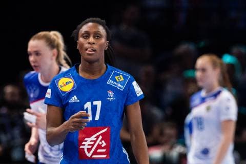 181216 Siraba Dembele Pavlovic reacts during the EHF European Women?s Handball Championship final match between Russia and France on December 16 2018 in Paris Photo Jon Olav Nesvold BILDBYRAN kod JE 160386, detectedSourceLanguage  Copyright: JONxOLAVxNESVOLD BB181216JE042