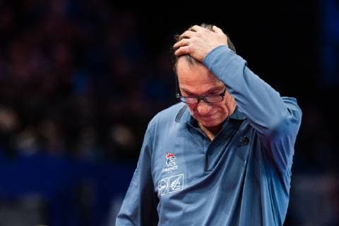 181216 Olivier Krumbholz head coach of France reacts after receiving a yellow card during the EHF European Women?s Handball Championship final match between Russia and France on December 16 2018 in Paris Photo Jon Olav Nesvold BILDBYRAN kod JE 160386, detectedSourceLanguage  Copyright: JONxOLAVxNESVOLD BB181216JE044