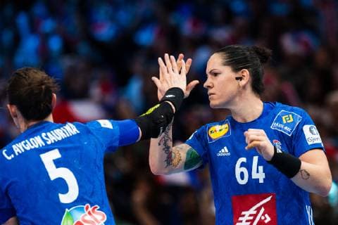 181216 Camille Ayglon Saurina and Alexandra Lacrabere of France celebrates during the EHF European Women?s Handball Championship final match between Russia and France on December 16 2018 in Paris Photo Jon Olav Nesvold BILDBYRAN kod JE 160386, detectedSourceLanguage  Copyright: JONxOLAVxNESVOLD BB181216JE045