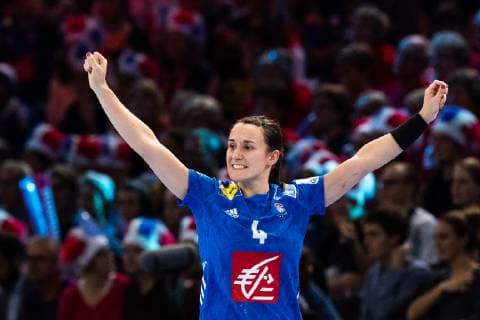 181216 Pauline Coatanea of France celebrates during the EHF European Women?s Handball Championship final match between Russia and France on December 16 2018 in Paris Photo Jon Olav Nesvold BILDBYRAN kod JE 160386, detectedSourceLanguage  Copyright: JONxOLAVxNESVOLD BB181216JE046