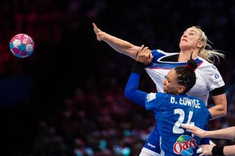 181216 Beatrice Edwige of France defends against Anna Sen of Russia during the EHF European Women?s Handball Championship final match between Russia and France on December 16 2018 in Paris Photo Jon Olav Nesvold BILDBYRAN kod JE 160386, detectedSourceLanguage  Copyright: JONxOLAVxNESVOLD BB181216JE047