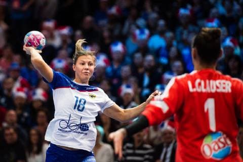 181216 Daria Samokhina of Russia with a shot during the EHF European Women?s Handball Championship final match between Russia and France on December 16 2018 in Paris Photo Jon Olav Nesvold BILDBYRAN kod JE 160386, detectedSourceLanguage  Copyright: JONxOLAVxNESVOLD BB181216JE048