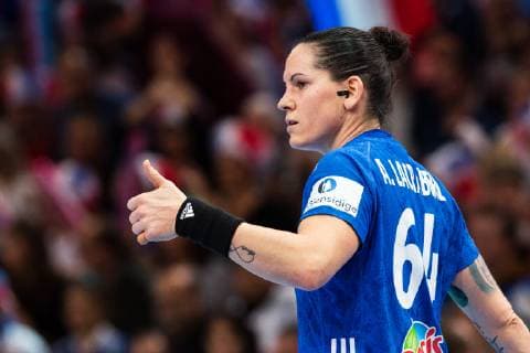 181216 Alexandra Lacrabere of France celebrates giving a thumbs up during the EHF European Women?s Handball Championship final match between Russia and France on December 16 2018 in Paris Photo Jon Olav Nesvold BILDBYRAN kod JE 160386, detectedSourceLanguage  Copyright: JONxOLAVxNESVOLD BB181216JE049