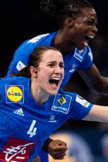 181216 Pauline Coatanea of France celebrates after winning the EHF European Women?s Handball Championship final match between Russia and France on December 16 2018 in Paris Photo Jon Olav Nesvold BILDBYRAN kod JE 160386, detectedSourceLanguage  Copyright: JONxOLAVxNESVOLD BB181216JE066