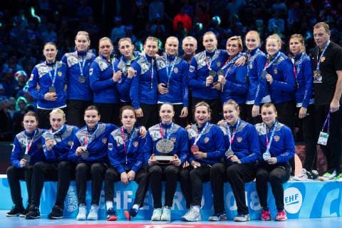 181216 Players of Russia pose for a picture with their silver medals at the medal ceremony after the EHF European Women?s Handball Championship final match between Russia and France on December 16 2018 in Paris Photo Jon Olav Nesvold BILDBYRAN kod JE 160386, detectedSourceLanguage  Copyright: JONxOLAVxNESVOLD BB181216JE067