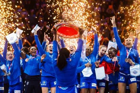 181216 Allison Pineau of France celebrates lifting the trophy in front of team mates at the medal ceremony after the EHF European Women?s Handball Championship final match between Russia and France on December 16 2018 in Paris Photo Jon Olav Nesvold BILDBYRAN kod JE 160386, detectedSourceLanguage  Copyright: JONxOLAVxNESVOLD BB181216JE075