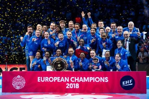 181216 Players of France celebrate with the trophy at the medal ceremony after the EHF European Women?s Handball Championship final match between Russia and France on December 16 2018 in Paris Photo Jon Olav Nesvold BILDBYRAN kod JE 160386, detectedSourceLanguage  Copyright: JONxOLAVxNESVOLD BB181216JE077