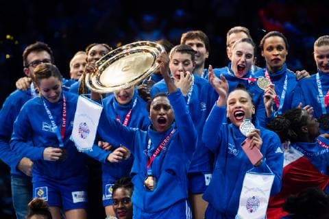 181216 Siraba Dembele Pavlovic of France celebrate with the trophy at the medal ceremony after the EHF European WomenÕs Handball Championship final match between Russia and France on December 16 2018 in Paris Photo Jon Olav Nesvold BILDBYR u0081N kod JE 160386, detectedSourceLanguage  Copyright: JONxOLAVxNESVOLD BB181216JE084