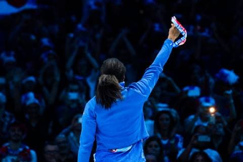 181216 Siraba Dembele Pavlovic of France holds up her gold medal showing it for the audience at the medal ceremony after the EHF European WomenÕs Handball Championship final match between Russia and France on December 16 2018 in Paris Photo Jon Olav Nesvold BILDBYR u0081N kod JE 160386, detectedSourceLanguage  Copyright: JONxOLAVxNESVOLD BB181216JE087
