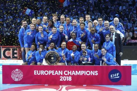 Handball, EM Damen, Frankreich ist Europameister Joie equipe de France victorieuse avec trophee HANDBALL : Russie vs France - Finale Euro feminin - 16 12 2018 GwendolineLeGoff Panoramic 