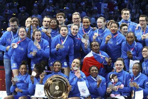 Handball, EM Damen, Frankreich ist Europameister Joie equipe de France victorieuse avec trophee HANDBALL : Russie vs France - Finale Euro feminin - 16 12 2018 GwendolineLeGoff Panoramic 