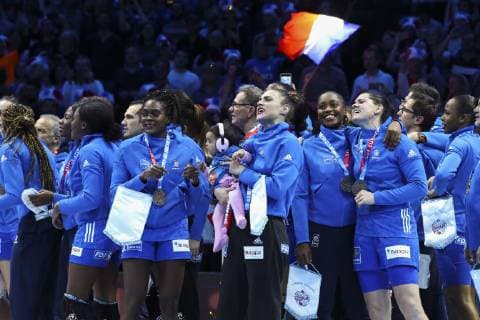 Handball, EM Damen, Frankreich ist Europameister Joie Astride Ngouan (France) Laura Glauser (France) Orlane Kanor (France) et Alexandra Lacrabere (France) equipe de France victorieuse HANDBALL : Russie vs France - Finale Euro feminin - 16 12 2018 GwendolineLeGoff Panoramic 