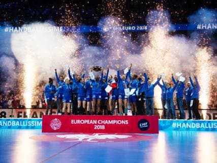 181216 Players of France celebrate with the trophy at the medal ceremony after the EHF European Women?s Handball Championship final match between Russia and France on December 16 2018 in Paris Photo Jon Olav Nesvold BILDBYRAN kod JE 160386, detectedSourceLanguage  Copyright: JONxOLAVxNESVOLD BB181216JE091