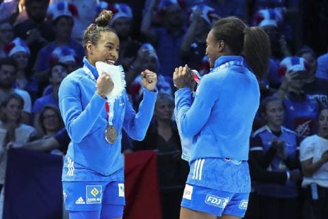 Handball, EM Damen, Frankreich ist Europameister Joie Estelle Nze Minko (France) avec Siraba Dembele Pavlovic (France) victorieuse HANDBALL : Russie vs France - Finale Euro feminin - 16 12 2018 GwendolineLeGoff Panoramic 