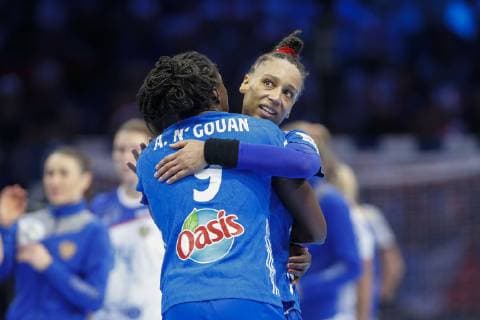 Handball, EM Damen, Frankreich ist Europameister Joie Astride Ngouan (France) et Beatrice Edwige (France) victorieuse HANDBALL : Russie vs France - Finale Euro feminin - 16 12 2018 GwendolineLeGoff Panoramic 