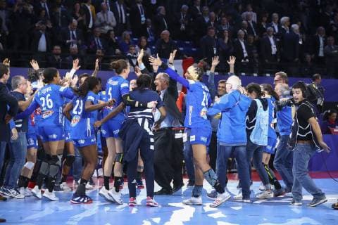 Handball, EM Damen, Frankreich ist Europameister Joie Joel Delplanque ( President FFH) avec equipe de France feminine et staff HANDBALL : Russie vs France - Finale Euro feminin - 16 12 2018 GwendolineLeGoff Panoramic 