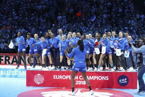 Handball, EM Damen, Frankreich ist Europameister Joie Siraba Dembele Pavlovic (France) avec trophee et equipe de France victorieuse sur podium HANDBALL : Russie vs France - Finale Euro feminin - 16 12 2018 GwendolineLeGoff Panoramic 