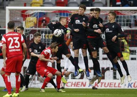 Düsseldorf, Deutschland, 1. Fußball- BL, 15. Spieltag, Fortuna Düsseldorf : SC Freiburg 2-0 am 15.12.2018 in der Merkur Spiel Arena in Düsseldorf Fehlentscheidung ... Der Freiburger Kapitän Mike FRANTZ (SCF) 4.v.li.- wehrt den Ball bei diesem Düsseldorfer Freistoss klar mit der Hand ab. Der Schiedsrichter gab den fälligen Elfmeter nicht und auch der Videoschiedsrichter griff nicht ein. Gemäß den Vorgaben der DFL Deutsche Fußball Liga ist es untersagt, in dem Stadion und oder vom Spiel angefertigte Fotoaufnahmen in Form von Sequenzbildern und oder videoähnlichen Fotostrecken zu verwerten bzw. verwerten zu lassen. *** Düsseldorf Germany 1 Soccer BL 15 Matchday Fortuna Düsseldorf SC Freiburg 2 0 on 15 12 2018 in the Merkur Spiel Arena in Düsseldorf Wrong decision Captain Mike FRANTZ SCF 4 v li from Freiburg defends the ball in this Düsseldorf free kick clearly with his hand The referee gave the ball away According to the DFL Deutsche Fußball Liga it is forbidden to use or have used photos taken in the stadium and or the match in the form of sequence pictures and or video-like photo sequences.