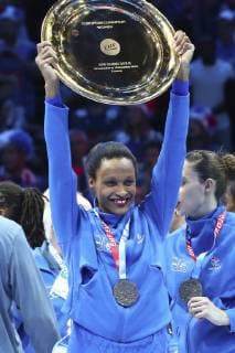 Handball, EM Damen, Frankreich ist Europameister Joie Allison Pineau (France) avec Alexandra Lacrabere (France) avec trophee HANDBALL : Russie vs France - Finale Euro feminin - 16 12 2018 GwendolineLeGoff Panoramic 