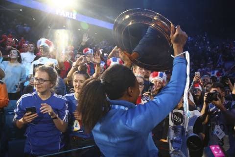 Handball, EM Damen, Frankreich ist Europameister Joie Siraba Dembele Pavlovic (France) victorieuse avec trophee HANDBALL : Russie vs France - Finale Euro feminin - 16 12 2018 GwendolineLeGoff Panoramic 