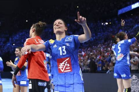 Handball, EM Damen, Frankreich ist Europameister Joie Manon Houette (France) avec Equipe de France victorieuse HANDBALL : Russie vs France - Finale Euro feminin - 16 12 2018 GwendolineLeGoff Panoramic 