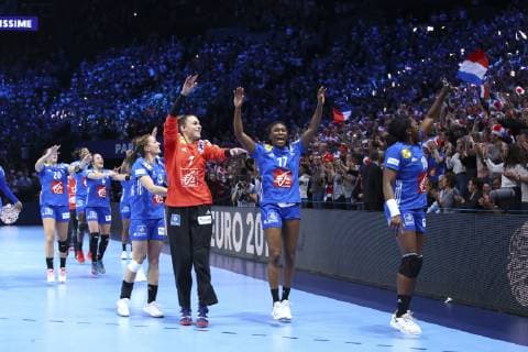 Handball, EM Damen, Frankreich ist Europameister Joie Siraba Dembele Pavlovic (France) Laura Glauser (France) et Equipe de France victorieuse HANDBALL : Russie vs France - Finale Euro feminin - 16 12 2018 GwendolineLeGoff Panoramic 