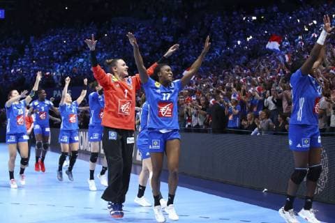 Handball, EM Damen, Frankreich ist Europameister Joie Siraba Dembele Pavlovic (France) Laura Glauser (France) et Equipe de France victorieuse HANDBALL : Russie vs France - Finale Euro feminin - 16 12 2018 GwendolineLeGoff Panoramic 