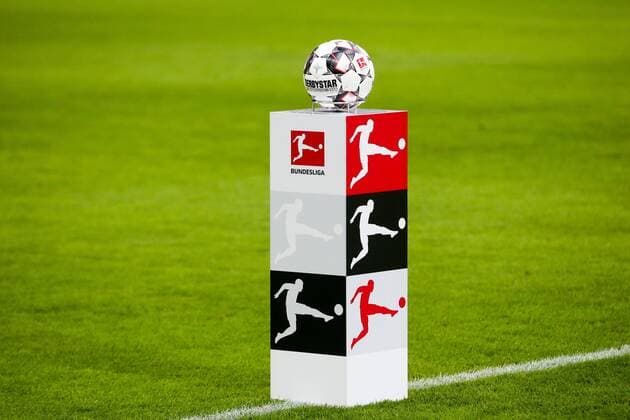 RB Leipzig - Mainz Fussball Bundesliga Leipzig, 16.12.2018, Red Bull Arena, Fussball, Herren, 1. Bundesliga, 15. Spieltag , RB Leipzig - FSV Mainz 05 4:1 (2:1), Im Bild: Derbystar Fußball auf Bundesliga Ballstele , Gemäß den Vorgaben der DFL (Deutsche Fußball Liga) ist es untersagt, in dem Stadion und oder vom Spiel angefertigte Fotoaufnahmen in Form von Sequenzbildern und oder videoähnlichen Fotostrecken zu verwerten bzw. verwerten zu lassen. , DFL regulations prohibit any use of photographs as image sequences and or quasi-video. , *** RB Leipzig Mainz Soccer Bundesliga Leipzig 16 12 2018 Red Bull Arena Soccer Men 1 Bundesliga 15 Matchday RB Leipzig FSV Mainz 05 4 1 2 1 In the picture Derbystar Soccer on Bundesliga Ball stele According to the DFL Deutsche Fußball Liga it is forbidden to use or have used photos taken in the stadium and or from the match in the form of sequence pictures and or video-like photo galleries DFL regulations prohibit any use of photographs as image sequences and or quasi video