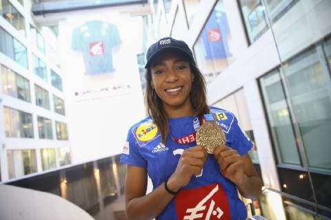 Estelle Nze Minko (France) avec medaille NEWS : Equipe de France Championne d Europe de handball a la Caisse d Epargne - 17 12 2018 GwendolineLeGoff Panoramic 