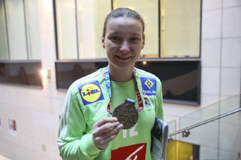 Amandine Leynaud (France) avec medaille NEWS : Equipe de France Championne d Europe de handball a la Caisse d Epargne - 17 12 2018 GwendolineLeGoff Panoramic 