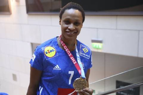 Allison Pineau (France) avec medaille NEWS : Equipe de France Championne d Europe de handball a la Caisse d Epargne - 17 12 2018 GwendolineLeGoff Panoramic 