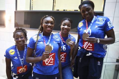 Astride Ngouan (France) Pauletta Foppa (France) Grace Zaadi (France) NEWS : Equipe de France Championne d Europe de handball a la Caisse d Epargne - 17 12 2018 GwendolineLeGoff Panoramic 