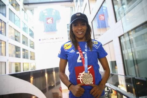 Estelle Nze Minko (France) avec medaille NEWS : Equipe de France Championne d Europe de handball a la Caisse d Epargne - 17 12 2018 GwendolineLeGoff Panoramic 