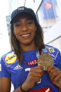 Estelle Nze Minko (France) avec medaille NEWS : Equipe de France Championne d Europe de handball a la Caisse d Epargne - 17 12 2018 GwendolineLeGoff Panoramic 