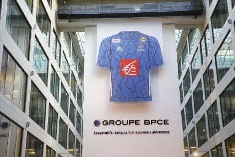 Illustration maillot equipe de France sponsor NEWS : Equipe de France Championne d Europe de handball a la Caisse d Epargne - 17 12 2018 GwendolineLeGoff Panoramic 