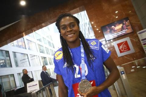 Gnonsiane Niombla (France) avec medaille NEWS : Equipe de France Championne d Europe de handball a la Caisse d Epargne - 17 12 2018 GwendolineLeGoff Panoramic 