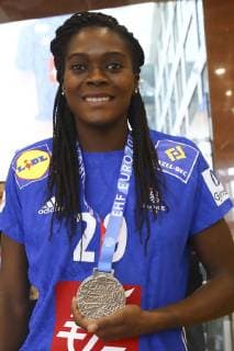 Gnonsiane Niombla (France) avec medaille NEWS : Equipe de France Championne d Europe de handball a la Caisse d Epargne - 17 12 2018 GwendolineLeGoff Panoramic 