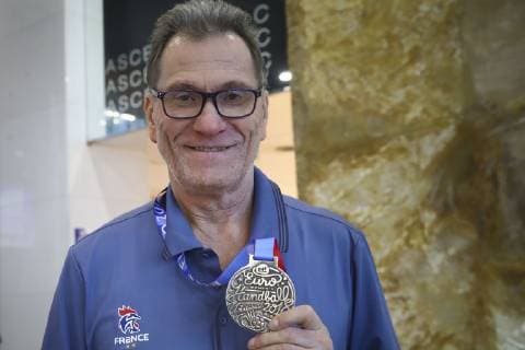 Olivier Krumbhloz ( Entraineur coach France) avec medaille NEWS : Equipe de France Championne d Europe de handball a la Caisse d Epargne - 17 12 2018 GwendolineLeGoff Panoramic 