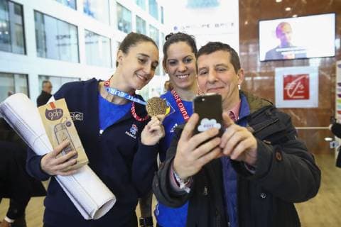Camille Ayglon Saurina (France) et Alexandra Lacrabere (France) avec medaille et fan NEWS : Equipe de France Championne d Europe de handball a la Caisse d Epargne - 17 12 2018 GwendolineLeGoff Panoramic 
