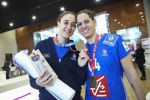 Camille Ayglon Saurina (France) et Alexandra Lacrabere (France) avec medaille NEWS : Equipe de France Championne d Europe de handball a la Caisse d Epargne - 17 12 2018 GwendolineLeGoff Panoramic 