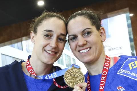 Camille Ayglon Saurina (France) et Alexandra Lacrabere (France) avec medaille NEWS : Equipe de France Championne d Europe de handball a la Caisse d Epargne - 17 12 2018 GwendolineLeGoff Panoramic 
